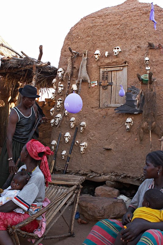 66   Hunter with his family   Begnimato